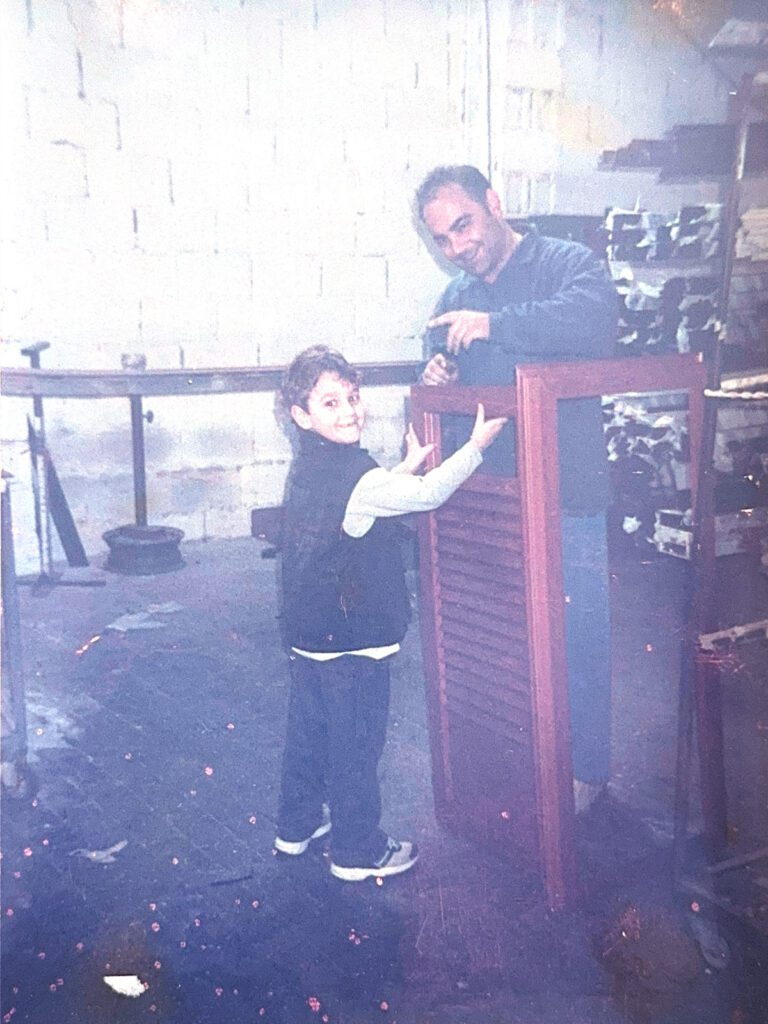 Antonio Piraina che insegna il mestiere a suo figlio