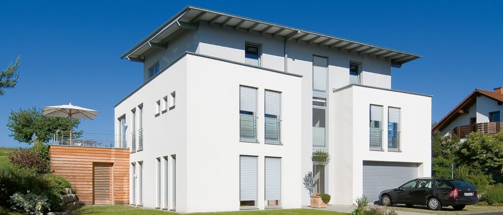 Villa bianca con finestre e cassonetti in PVC