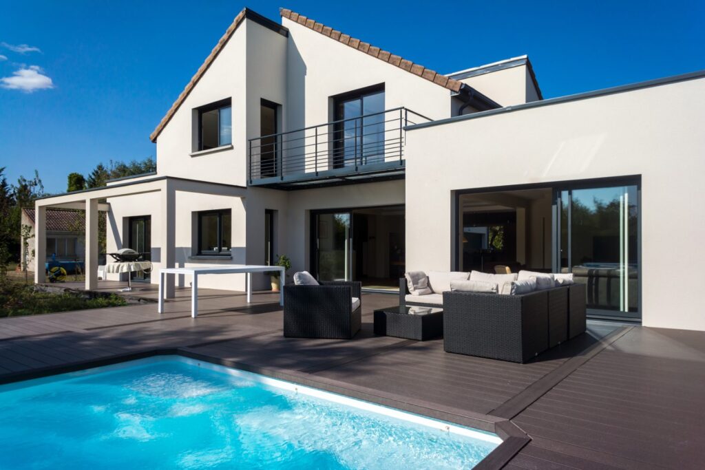 Casa bianca con porte-finestre scorrevoli affacciate sulla piscina